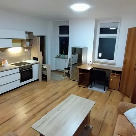 Ticha Priestranna Garsonka V Centre Mesta Apartment